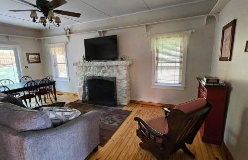 Farmhouse Retreat - Sleeps 10 - 1hr from STL - Foto 16