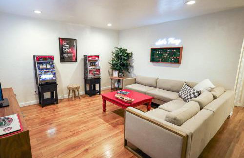 Game Night Downtown - BSU - Slots - Over 100 Games - Foto 50