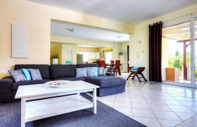 Spacious Villa with Private Pool & Outside Bar near Sea in Sisi - Foto 13