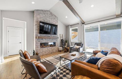 New Mountain Bluebird - walk to lake, golf, and town - game rm - family friendly - sleeps 14 - Photo 6