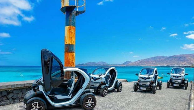 Admirando o oceano e a costa de Lanzarote