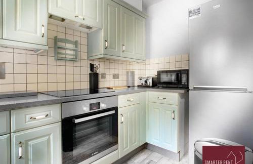 Woking 2 Bedroom House Parking Garden - Photo 4