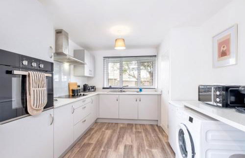 Stylish & Convenient 3 Bedroom House - Perfect for Contractors and Leisure Guests - Sleeps up to 5 - Foto 2