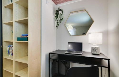 Family Pocono Gem by the lake with private sauna, hot tub, and huge game room - Foto 30