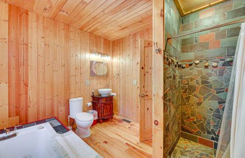 15 Mi to Snowshoe Resort Cabin with Deck and Fire Pit - Foto 11