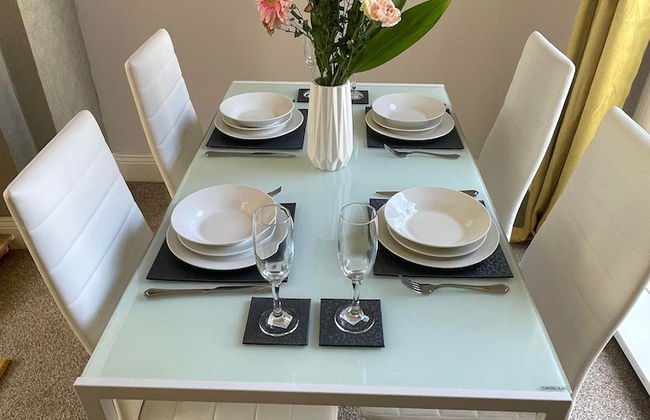 Lovely 3 Bedroom Apartment In Newcastle Upon Tyne With Free Parking - Photo 28