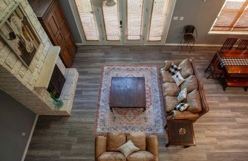 Lakefront 6BR Retreat w Dock & Game Room - Foto 26