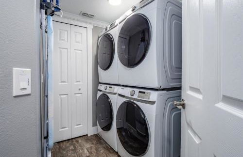 Gorgeous Modern 6BR South Facing Private Pool Hot Tub BBQ Theater 2 Miles Disney - Foto 26