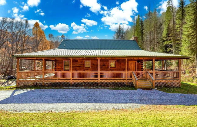 Deer Haven by Avantstay Cabin w/ Pond, Waterfall - Photo 2