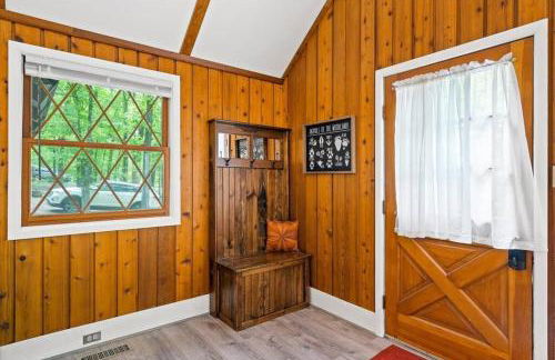 The Gingerbread House - 4 BR chalet, Sunroom, Deck, sleeps 10, modern amenities - Foto 30