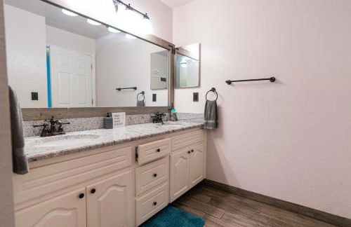 Spacious 4-bedroom 2-bath Abode - Foto 18