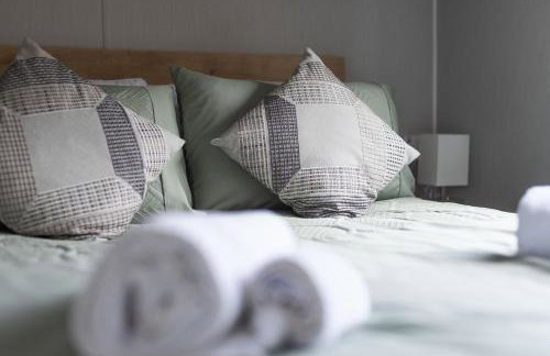 The Lake House - Quiet, Dog Friendly, By the Lake, Free Parking - Photo 6