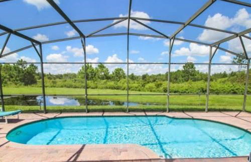 Serene 4-Bedroom Lakeview Retreat with South-Facing Pool & Sun-Drenched Outdoor Living - Foto 13