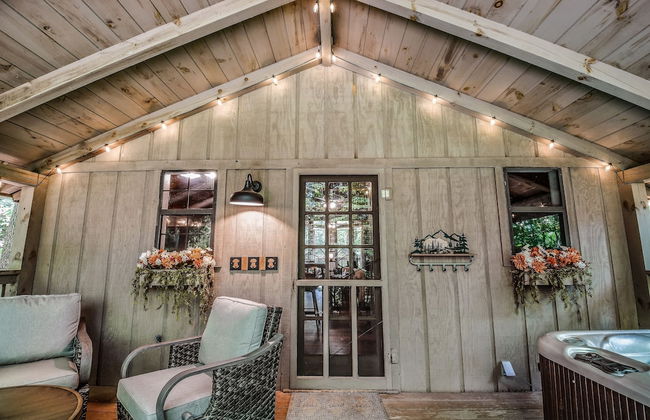 Light'n Bug Bungalow 1 Bedroom Cabin by RedAwning - Photo 35