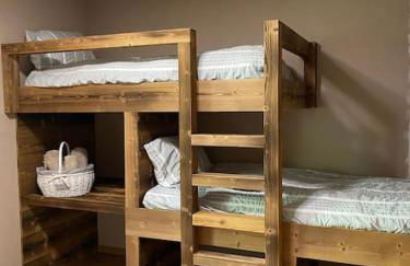 Gorgeous 2 bedroom, 2 full bath, ski in apartment! Winner of 2025 and 2024 Traveller Award! - Photo 16