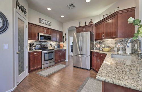 half Mi to Lake Family Home with Hot Tub in Goodyear - Foto 12