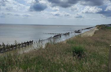 3 bed Sleeps 8 Wifi and Linen inc - Photo 12