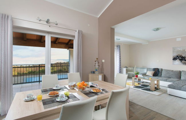 Detached Villa With Private Pool Located on Hill Overlooking Kvarner - Foto 28