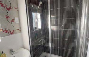 Spacious 4 Bed house with parking and garden at Reading - Photo 21