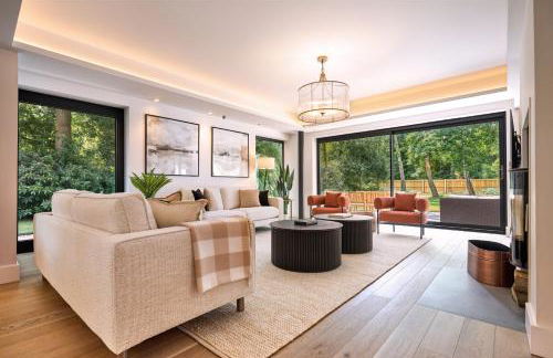 Arden House - Luxury Home with Hot Tub - Games Room - Fire Pit - Photo 2