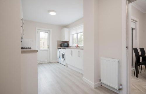 3BR Home Sleeps 6 Near Airport with Parking - Foto 20