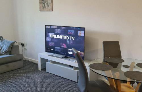 Large 2 bed flat in Bolton - Photo 2