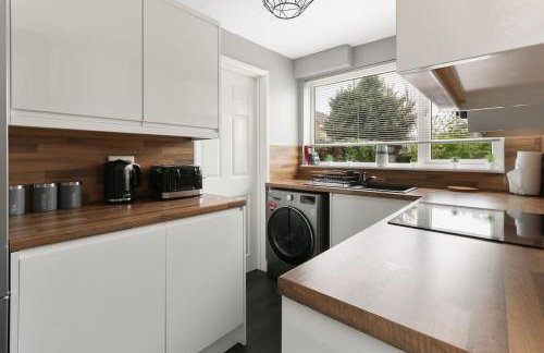 Superb 3 bed house, homely comforts close to supermarkets, with private parking on gated premise - Photo 21