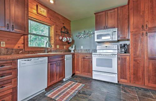 Hillside Cabin on 43 Acres with Private Lake and View! - Foto 8