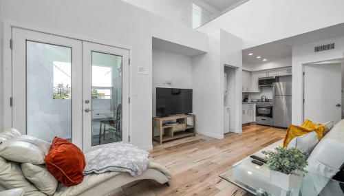 Chic 2 Bedroom 2 Bathroom 3 Level Loft Style Condo by Hollywood Free Gated Parking Full kitchen - Foto 2