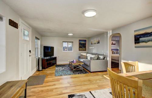 Little Blue Bungalow on Boise's Bench, Pet Friendly, Fully Fenced yard with doggie door! 2 miles from BSU, 5 minutes from Downtown Boise, Desk and workstation for remote workers, 2 TV's large walk-in closet, Good for mid-term stays - Foto 8