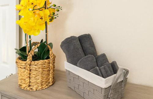 Entire Home 3BR Hidden Gem Getaway with Level 2 EV Charger, Central Location - Foto 13