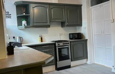 3BDR Town House in the Heart of Holyhead - Free Onsite Parking - Foto 10
