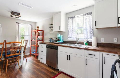 The Refuge on 5th - Pets , Patio & Firepit - Photo 18