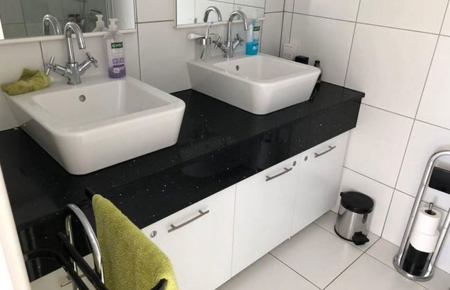 2 Bed Penthouse Apartment With Stunning Sea View - Photo 2