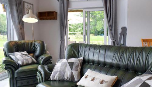 Bumble Lodge - Photo 3