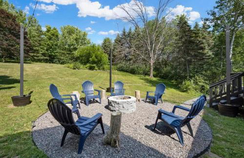 *NEW* Large Backyard ~ Game Room ~ Firepit ~ Lake - Foto 5