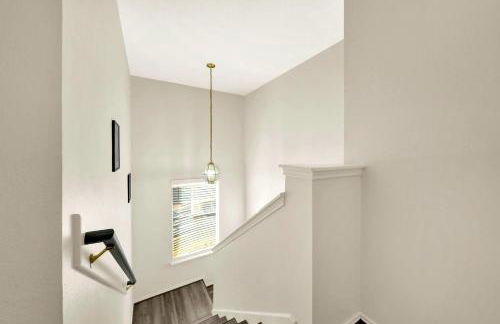 Downtown 3BR Near NRG Stadium - Photo 15