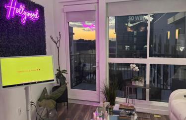 Hollywood Penthouse with Balcony & Pool View - Photo 23