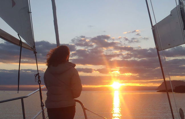 Paseo en barco al atardecer por el lago Taupo - Foto 1