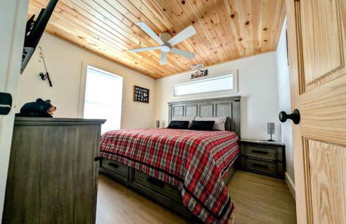 Spacious Cabin Complex with Flanders Pond Access, Ideal for Group Getaways, Located Near Sullivan, Maine - Photo 19