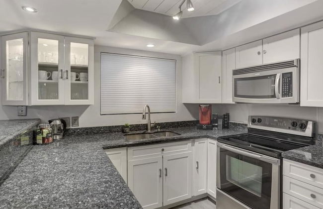 Executive 2 Bdrm Condo in the Heart of Biltmore! - Foto 7