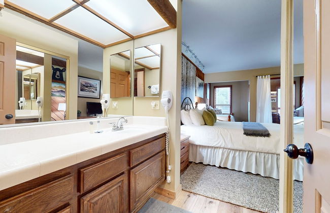 Inviting Mountain Retreat Steps From Ski Lifts! - Foto 28