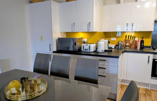 Modern 2 bedroom Flat with Parking Balcony and WiFi - Foto 11