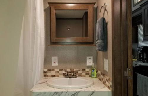 Tiny home with hammock loft BBQ and yard - Foto 12