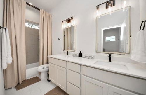 Houston Townhome NRG, Med Center, Downtown, Free Parking - Photo 8