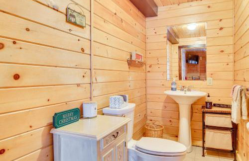 Deck and Fire Pit Secluded Cabin Near Lake Francis! - Foto 16