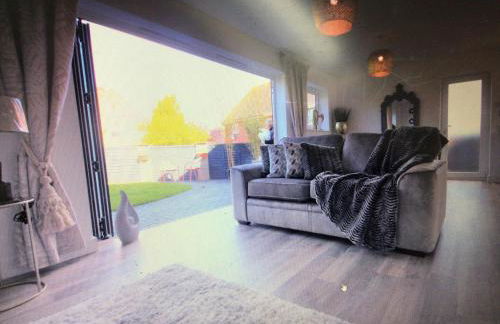 Luxurious 3 bedroom house now with FULL FIBRE INTERNET Shangri la in village of Alfrick with driveway parking for 3 cars in an area of outstanding natural beauty, superb walking,close to Worcester, Malvern showground, theatre, Malvern hills, dogs welcome - Photo 24