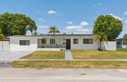 Miami Oasis, Spacious 4-Bedroom Home with Pool - Photo 35