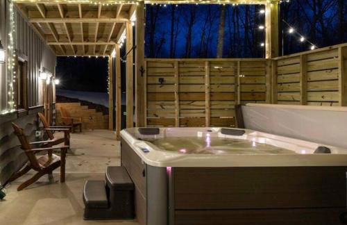 WolfCabin Lux Family Home, Fire Pit, Hot Tub, ADA ramp, ez paved rds - Foto 34