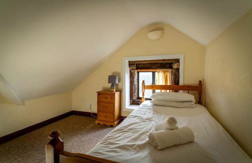 School House, cosy cottage for 12 with hot tub in the Peak District - Photo 45